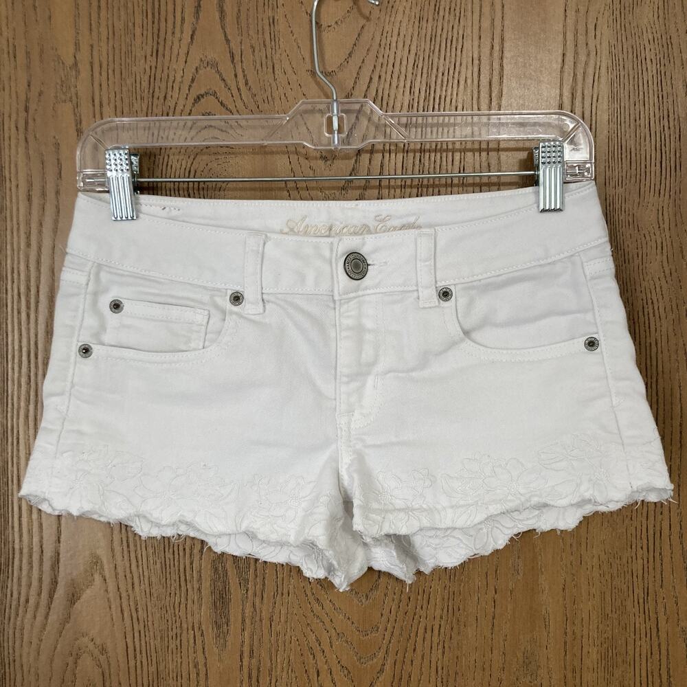 American Eagle Shorts White Stretch Denim/Jean Floral Embroidered Raw Hem Size 4
